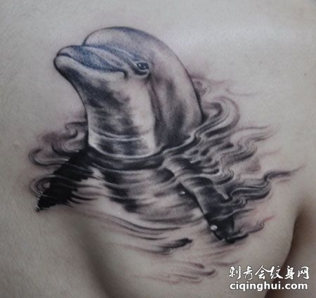 露出水面的小海豚纹身图案