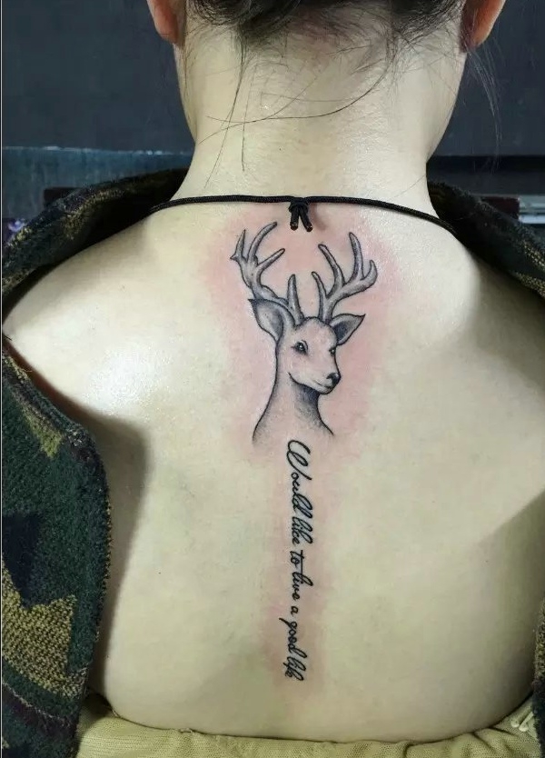 小鹿与英文结合的颈椎部纹身图片