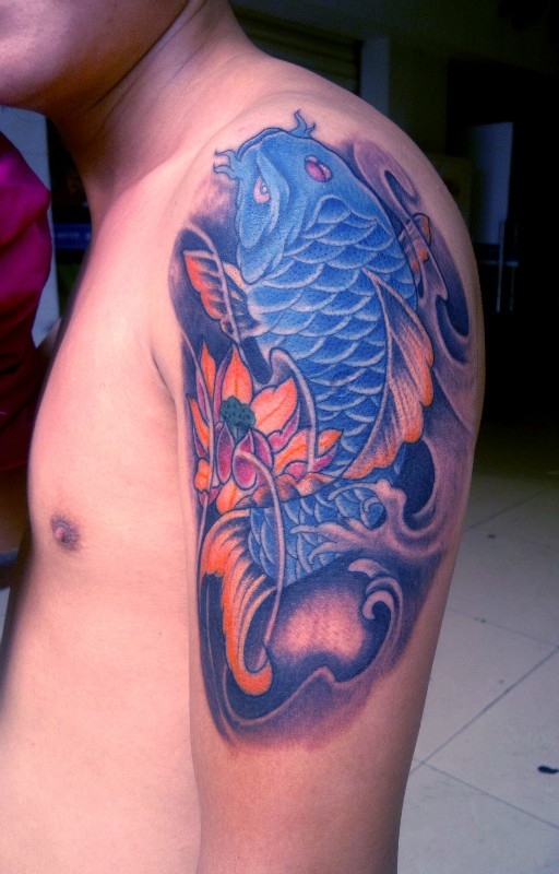 蓝色锦鲤和莲花的手臂纹身图案
