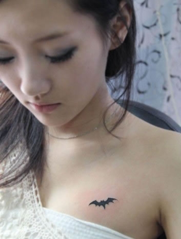 美女胸前的蝙蝠纹身图片