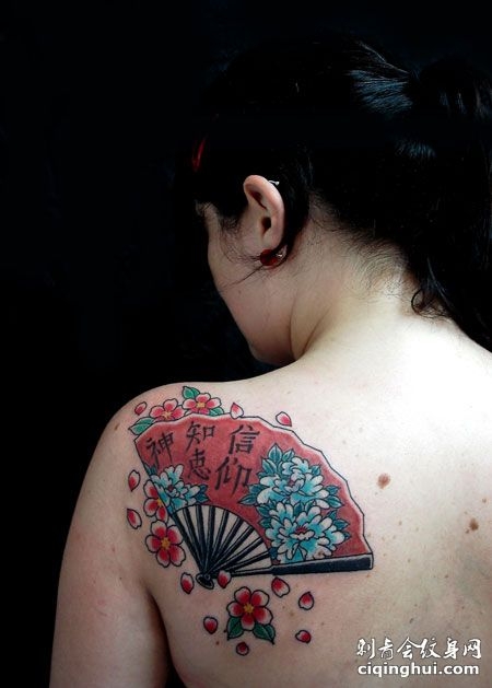 美女肩部牡丹扇子纹身图案