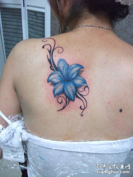 背部蓝色百合花纹身图案