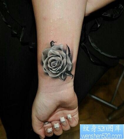 纹身520图库推荐一幅女人手腕玫瑰花纹身图片
