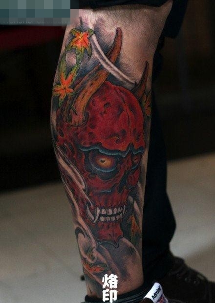 男人腿部时尚经典的彩色骷髅纹身图案