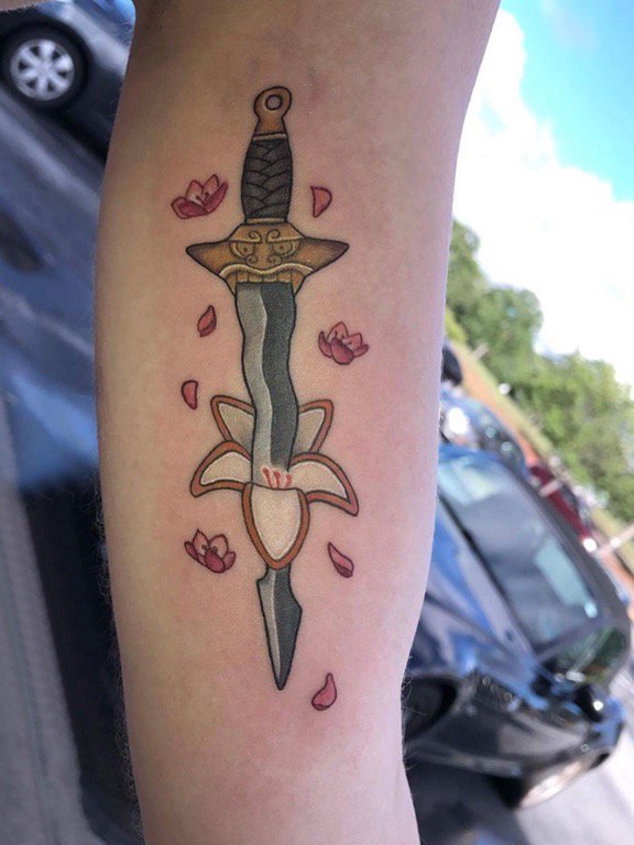 女生手臂上彩绘简单线条植物花朵和匕首纹身图片