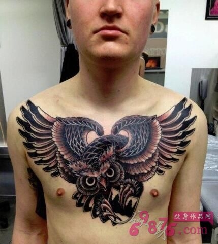 男士胸前猫头鹰帅气纹身图案