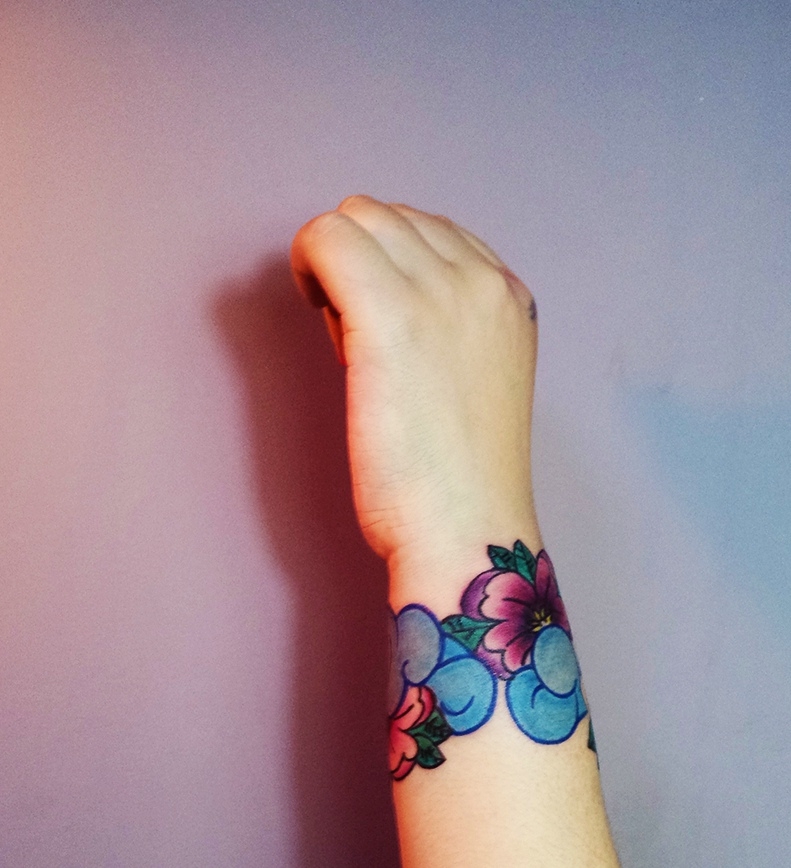 手臂五颜六色的花朵纹身刺青