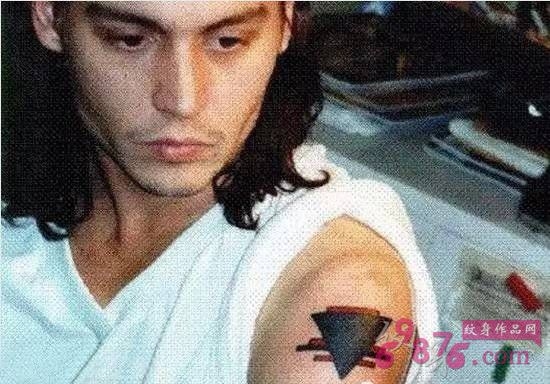 美国纹身明星 Johnny Depp手臂上黑灰色的几何纹身图片