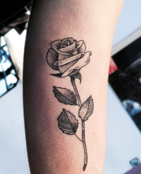 女性小臂个性玫瑰纹身图案