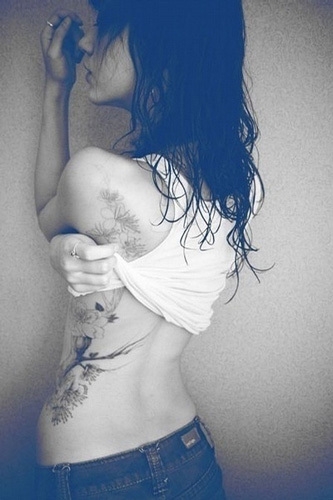 性感美女侧腰唯美时尚的黑白树枝纹身图片