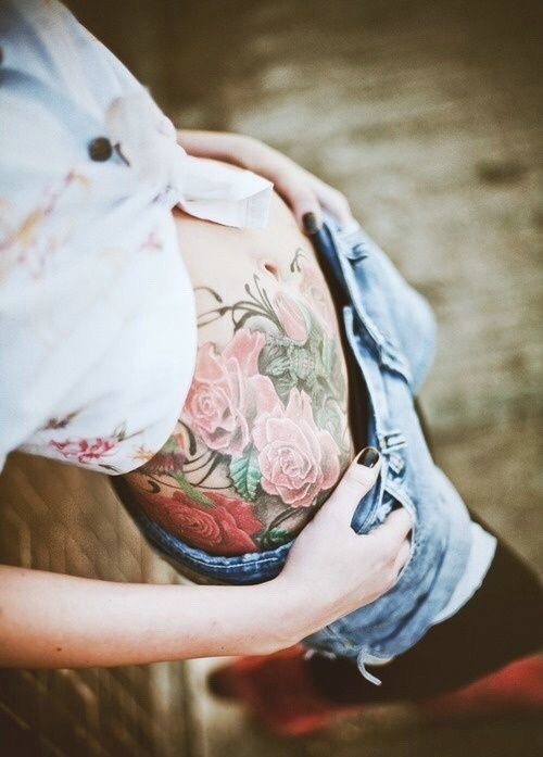 时尚女生的腹部美丽花朵纹身刺青