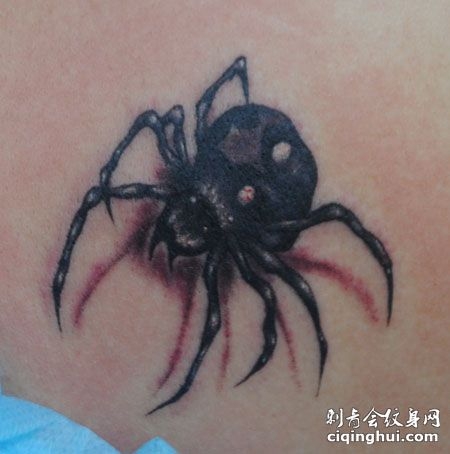 胸前黑色的蜘蛛纹身图案