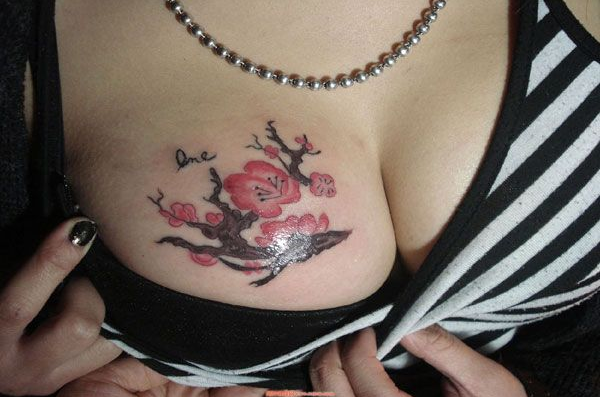 美女性感胸部彩色梅花纹身图案
