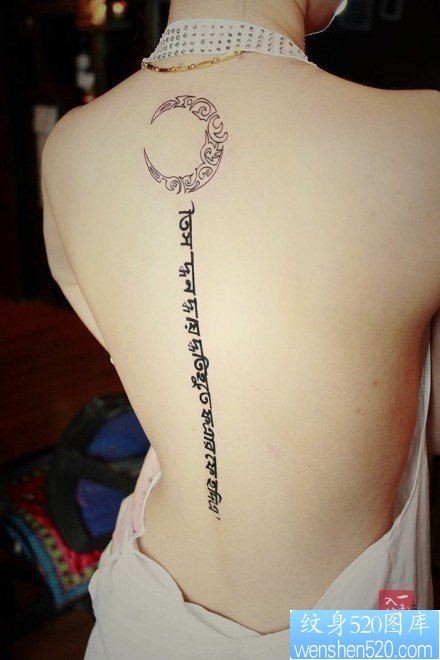 女孩子背部月亮与脊椎文字纹身图片