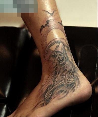 脚部一张超酷的死神纹身图案