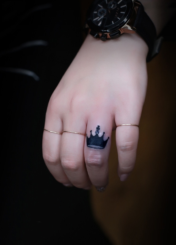 女王的荣耀，女生手指处王冠个性纹身