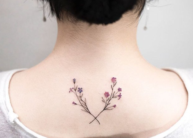 女生颈部小清新花朵纹身图案