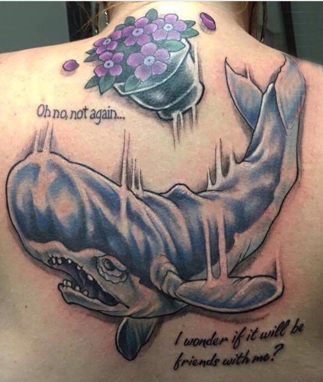 纹身鲸鱼 女生后背上花朵和鲸鱼纹身图片