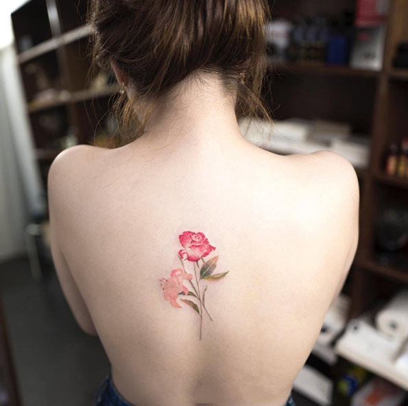 女人如花，美女后背鲜花彩绘纹身