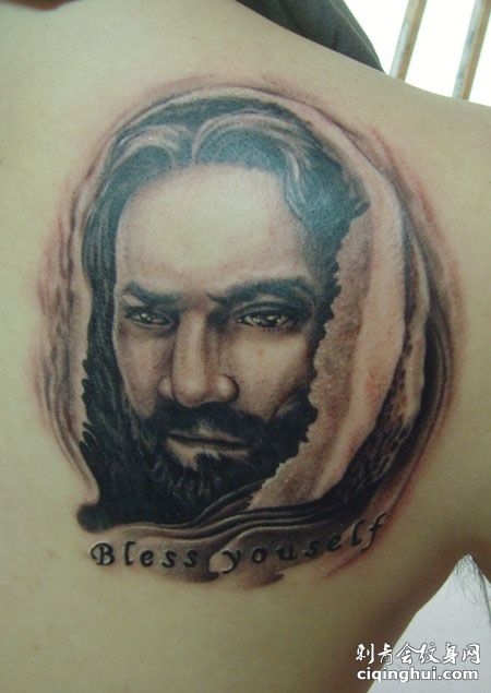 肩部耶稣基督肖像纹身图片