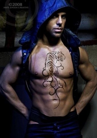 肌肉型男创意纹身图片