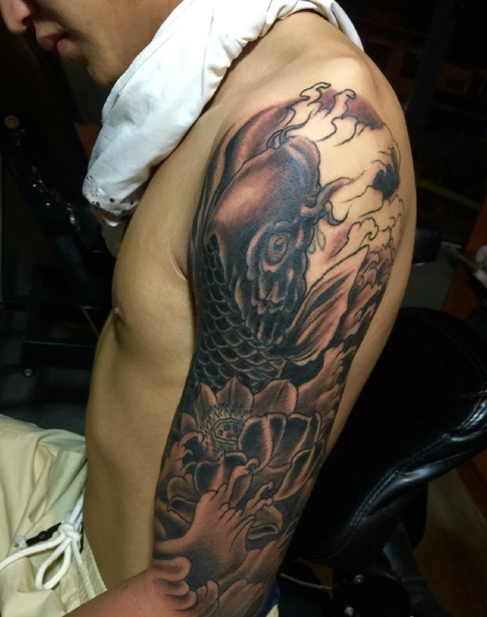 莲花与鲤鱼结合的大臂纹身刺青