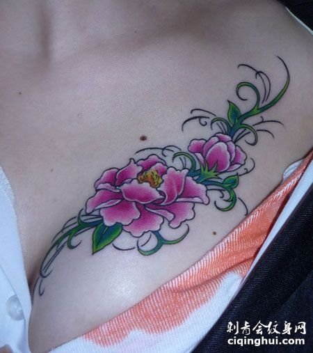 胸部彩色牡丹藤蔓纹身图案