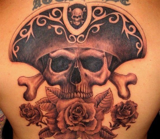背部海盗骷髅纹身图片