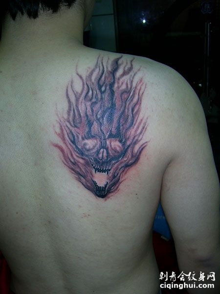 背部帅气的骷髅火焰纹身图案