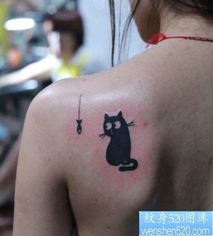 女人肩背可爱流行的图腾猫咪纹身图片