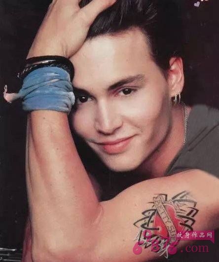 国际纹身明星 Johnny Depp大臂上彩绘的心形纹身图片