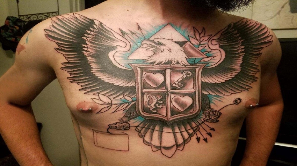 彩色老鹰纹身 男生胸部盾牌和老鹰纹身图片