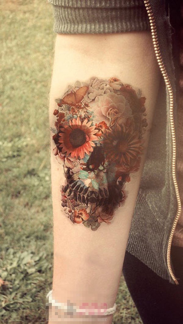 女生手臂上彩绘唯美花朵与创意骷髅纹身图片