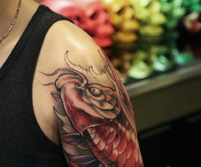 大男士臂一条红色大鲤鱼纹身图案