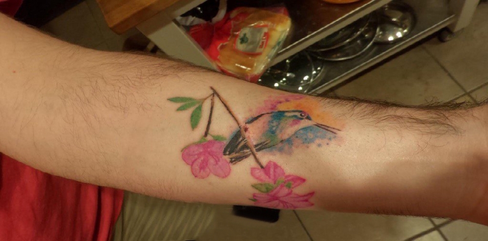 手臂纹身素材 男生手臂上花朵和鸟纹身图片