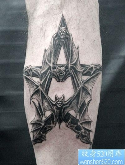 一幅另类的腿部蝙蝠五芒星纹身图片