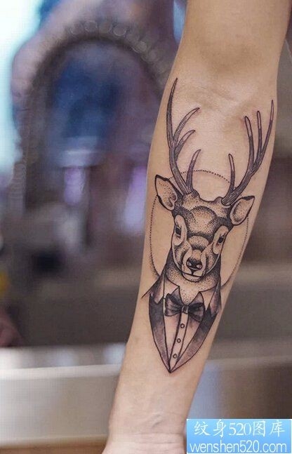 一款手臂点刺鹿纹身图案