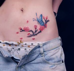 女生腹部蝴蝶和桃花彩色纹身图案