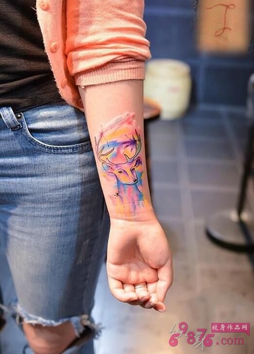 水彩麋鹿手臂纹身图案