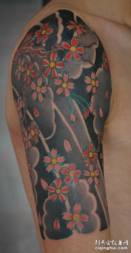 手臂樱花纹身图案