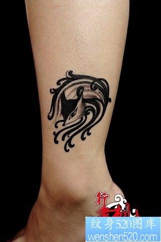 女人腿部唯美的图腾小狐狸纹身图片