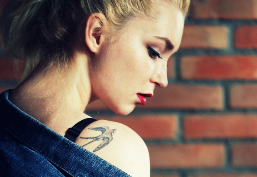 欧美女性肩部小燕子纹身图案