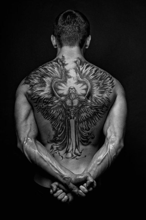 男士背部满背的天使纹身图案
