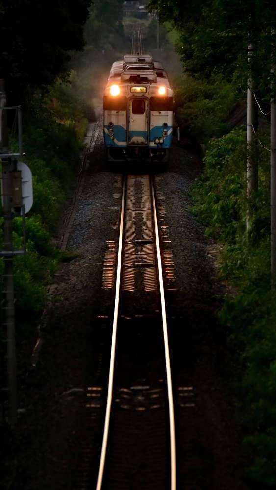 火车轨道唯美图片 在火车轨道拍照的唯美图片
