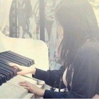 弹钢琴的女孩唯美图片(5)