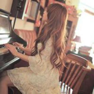 弹钢琴的女孩唯美图片(4)