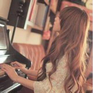 弹钢琴的女孩唯美图片(7)