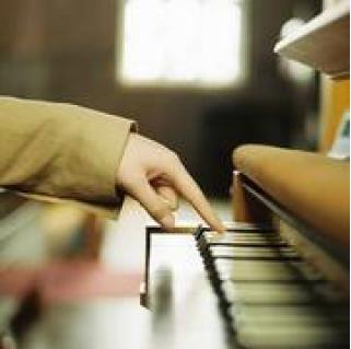 弹钢琴的女孩唯美图片(2)