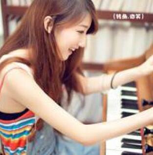 弹钢琴的女孩唯美图片(3)