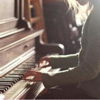 弹钢琴的女孩唯美图片(6)